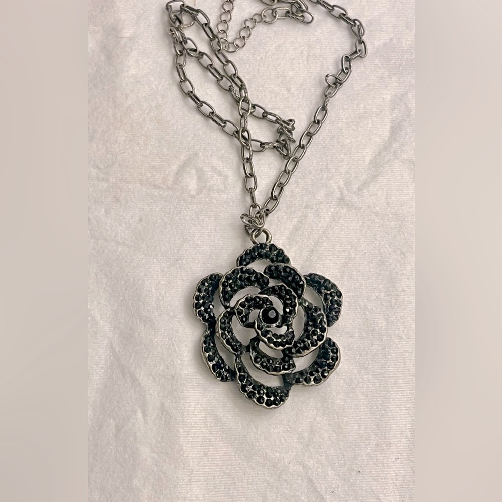 Black rhinestones pendant necklace